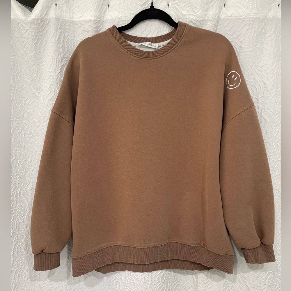 Women’s crewneck sweatshirt with embroidered smiley face